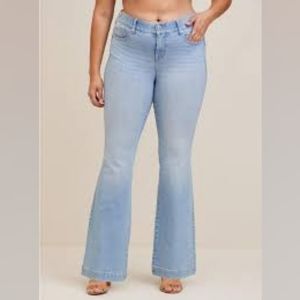 Torrid size 28r bombshell flair premium stretch